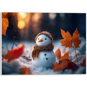 PVC Schuimplaat - Sneeuwpop met Bruine Sjaal en Muts in de Sneeuw tussen de Herfstbladeren - 40x30 cm Foto op PVC Schuimplaat (Met Ophangsysteem)