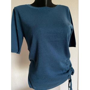Manlee - m.l. Fijngebreide trui. Ronde hals. Blauw lintje. Maat: M