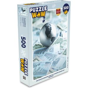 Puzzel Een metalen wereldbol staat als economie bovenop het briefgeld - Legpuzzel - Puzzel 500 stukjes