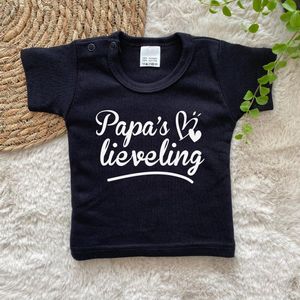 Kinder - t-shirt - Papa's lieveling - maat: 104 - kleur: zwart - 1 stuks - papa - vader - kinderkleding - shirt - baby kleding - kinderkleding jongens - kinderkleding meisjes