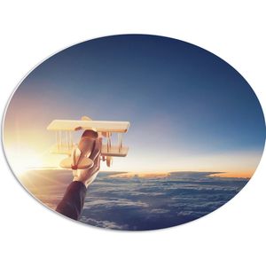 PVC Schuimplaat Ovaal - Zweefvliegtuig in Hand boven de Wolken bij de Felle Zon - 68x51 cm Foto op Ovaal (Met Ophangsysteem)