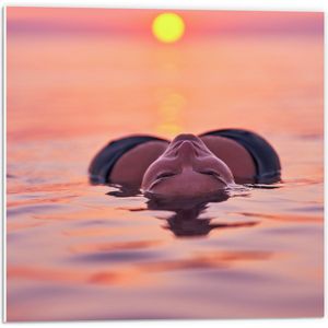 PVC Schuimplaat- Vrouw met Rondingen in Zeewater tijdens Avondzon - 50x50 cm Foto op PVC Schuimplaat