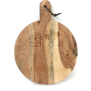Ronde snijplank/hapjesplank gravure HUISJE BOOMPJE BEESTJE. Een origineel cadeau voor iemand die net een huis heeft gekocht, of gewoon zomaar. Het formaat is 40x30cm incl. handvat en 30cm doorsnede excl. handvat.