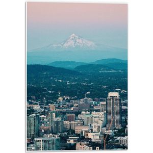 Forex - Drukke Stad bij Berg - 40x60cm Foto op Forex