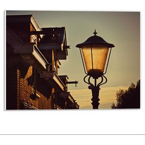 Forex - Lantaarnpaal in een Straat - 40x30cm Foto op Forex