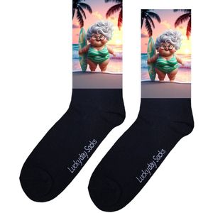 LuckyDay Socks - Oma - Surfplank - Gekke oma sokken - Verjaardag cadeau vrouw en man - Vrolijke sokken - Valentijns cadeau - Kerst sokken - Grappige sokken - Leuke dames en heren sokken - Moederdag - Vaderdag - Socks maken Happy - Maat 37-44