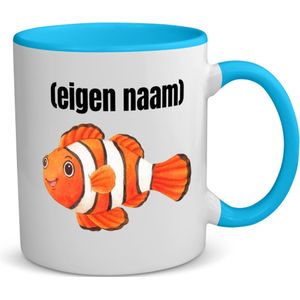 Akyol - oranje vis (nemo) met eigen naam koffiemok - theemok - blauw - Vis - vissen liefhebbers - mok met eigen naam - iemand die houdt van vissen - verjaardag - cadeau - kado - 350 ML inhoud