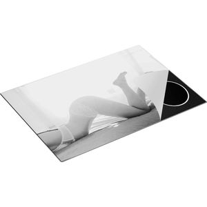Chefcare Inductie Beschermer Vrouw in Bed klaar voor Seks - Erotiek - Zwart Wit - 77x51 cm - Afdekplaat Inductie - Kookplaat Beschermer - Inductie Mat