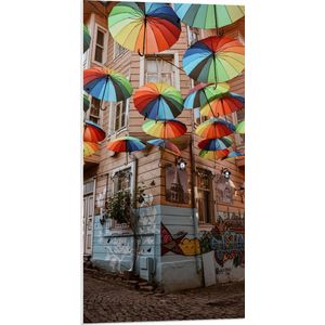 PVC Schuimplaat - Plafond van Kleurrijke Paraplu's in Dorpssystraat - 50x100 cm Foto op PVC Schuimplaat (Met Ophangsysteem)