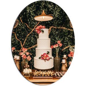 Dibond Ovaal - Witte Stapeltaart Versiert met Roze Bloemen en Kleine Desserts - 51x68 cm Foto op Ovaal (Met Ophangsysteem)