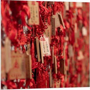 PVC Schuimplaat- Rode Sleutelhangers met Chinese Tekens aan een Muur - 80x80 cm Foto op PVC Schuimplaat