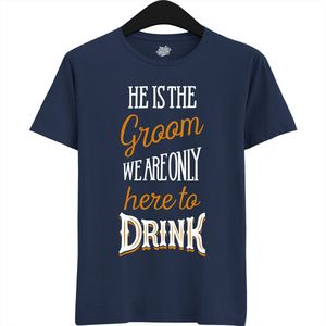 He Is The Groom | Vrijgezellenfeest Cadeau Man - Groom To Be Bachelor Party - Grappig Bruiloft En Bruidegom Bier Shirt - T-Shirt - Unisex - Navy Blue - Maat S