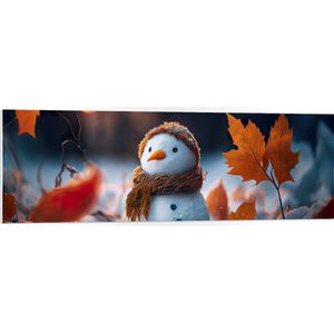 PVC Schuimplaat- Sneeuwpop met Bruine Sjaal en Muts in de Sneeuw tussen de Herfstbladeren - 120x40 cm Foto op PVC Schuimplaat