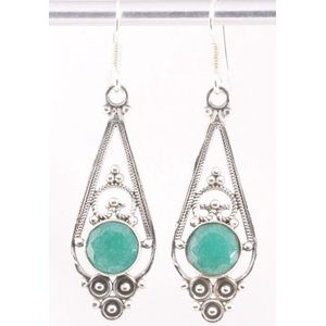 Lange opengewerkte zilveren oorbellen met smaragd