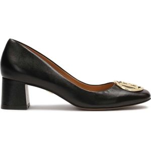 Black pumps with a medium heel