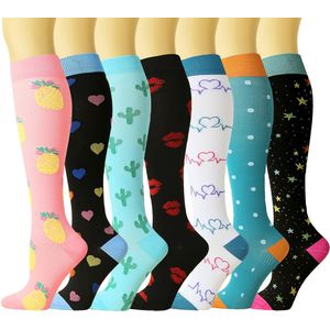 Verpakking met 6 uniseks compressiekousen, geschikt voor sport, hardlopen, trailrunning en andere activiteiten, en bieden ondersteuning.