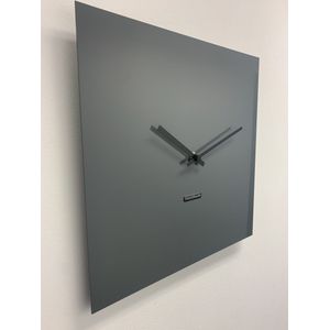 Wandklok CHANTALBRANDO -- TIME SQUARE 40 -- NARDO GREY -- MODERN DESIGN -- MADE IN HOLLAND - HOOGGLANS GRIJS