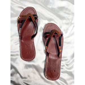 Afrikaanse handgemaakte sandalen met kralenSterke handgemaakte leren sandalen met kralen, rubbere zolen.