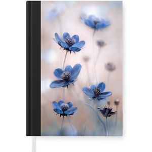 Notitieboek - Schrijfboek - Cosmos - Bloemen - Natuur - Blauw - Notitieboekje klein - A5 formaat - Schrijfblok