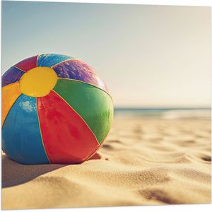 Vlag - Kleurrijke Strandbal Liggend in het Zand - 80x80 cm Foto op Polyester Vlag