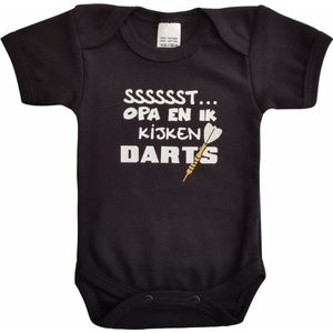 Zwarte romper met ""Sssssst... Opa en ik kijken darts"" - maat 68 - cadeautje, kraamcadeau, grappig, geschenk, baby, tekst, darten, opadag, grootvader