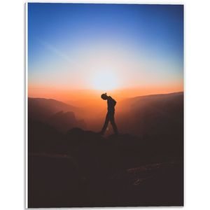 WallClassics - PVC Schuimplaat- Silhouet Persoon tussen de Bergen bij Zonsondergang - 30x40 cm Foto op PVC Schuimplaat