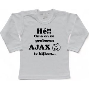 Amsterdam Kinder t-shirt | HÃ©!!!! Oma en ik proberen AJAX te kijken..."" | Verjaardagkado | verjaardag kado | grappig | jarig | Amsterdam | Ajax | cadeau | Cadeau | Kado | Kadootje | wit/zwart | Maat 104