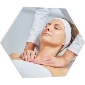 PVC Schuimplaat Hexagon - Vrouw - Spa - Gezichtsbehandeling - Massage - 60x52.2 cm Foto op Hexagon (Met Ophangsysteem)