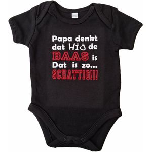 Zwarte romper met ""Papa denkt dat hij de baas is. Dat is zo... Schattig!!!"" - maat 50/56 - vader, vaderdag, babyshower, zwanger, cadeautje, kraamcadeau, grappig, geschenk, baby, tekst, bodieke