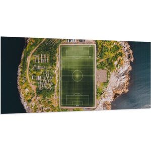 Vlag - Bovenaanzicht van het Henningsvaer Voetbal Stadion in Noorwegen - 200x100 cm Foto op Polyester Vlag