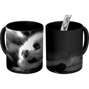Magische Mok - Foto op Warmte Mokken - Koffiemok - Dierenprofiel rollende panda in zwart-wit - Magic Mok - Beker - 350 ML - Theemok