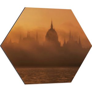 Dibond Hexagon - Foto van Hongaars Parlementsgebouw aan het Water met Mist Ervoor - 60x52.2 cm Foto op Hexagon (Met Ophangsysteem)