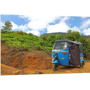 PVC Schuimplaat- Blauwe Tuktuk Geparkeerd voor Heuvel - 120x80 cm Foto op PVC Schuimplaat