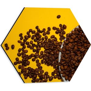 Dibond Hexagon - Schaal vol Verse Bruine Koffiebonen tegen Gele Achtergrond - 30x26.1 cm Foto op Hexagon (Met Ophangsysteem)