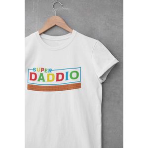 Shirt - Super daddio - Wurban Wear | Grappig shirt | Leuk cadeau | Unisex tshirt | Vaderdag cadeau | Cadeau voor vader | Voetbal | Gewichten | Wit & Zwart