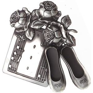 Zilverkleurig broche balletschoenen/bladmuziek met roosBroche balletschoenen met rozen. Broche vervaardigd uit 3 verschillende metalen met balletschoenen in vrije vorm. Ongeveer 10 cm.