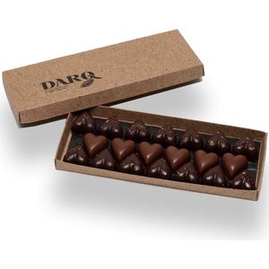 DARQ  luxe doosje chocolade bonbons met hartjes - Pure chocolade hartjes met passievrucht en karamel -  16 pralines - Perfect Chocolade Cadeau voor man en vrouw - Valentijns cadeau -  Handgemaakt, duurzaam, biologisch en fair trade