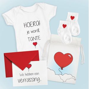 Hospitrix Cadeaupakket Baby Rompertje met Tekst Hoera! Je wordt tante met rompertje, baby sokjes en kaart in een luxe cadeauzakje | Cadeau aanstande tante | Bekendmaking | Aankondiging |