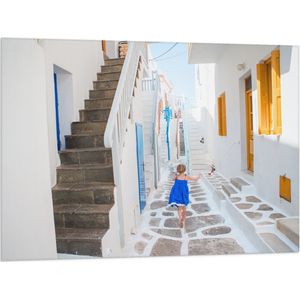 Vlag - Meisje in Blauwe Jurk door de Straten van Santorini, Griekenland - 100x75 cm Foto op Polyester Vlag
