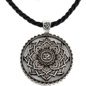 Tibetaanse Mandala OHM Ketting – Zilverkleurig (40 mm)