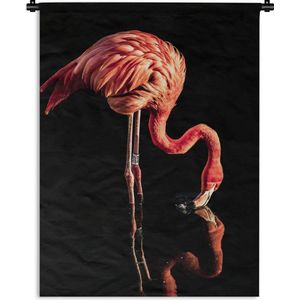 Wandkleed Flamingo  - Weerspiegeling van een flamingo op een zwarte achtergrond Wandkleed katoen 90x120 cm - Wandtapijt met foto