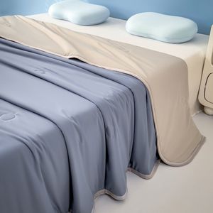 Qelus Dubbelzijdig Koeldeken 100x150cm - Verkoelende Fiber Zomerdeken voor Bed & Bank - Superzacht Ademend Textiel - Verkoelende Deken - Blauw