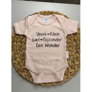 Romper - Tekst - Wonder - Gepersonaliseerd - Newborn - Baby - Kraamcadeau - Katoen - Maat 50-56 - Lichtroze - Blush