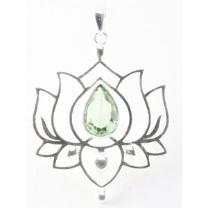 Opengewerkte zilveren lotus hanger met groene amethist