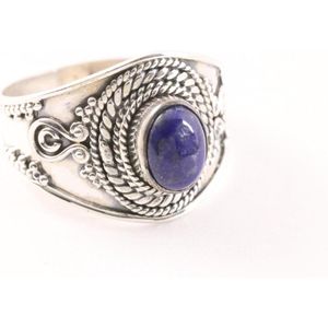 Bewerkte zilveren ring met lapis lazuli - maat 20