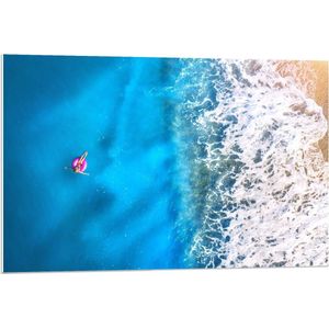 Forex - Vrouw in Roze Zwemband op Zee - 90x60cm Foto op Forex