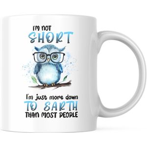 Grappige Mok met tekst: I'm not Short. I'm just more down to earth than most people (owl) | Grappige Quote | Grappige mok | Koffiemok | Koffiebeker | Theemok | Theebeker