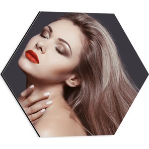 Dibond Hexagon - Vrouw - Gezicht - Makeup - Nagels - 40x34.8 cm Foto op Hexagon (Met Ophangsysteem)