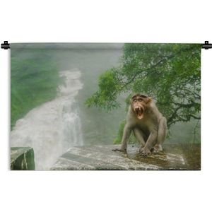 Wandkleed Junglebewoners - Schreeuwende aap voor waterval Wandkleed katoen 180x120 cm - Wandtapijt met foto XXL / Groot formaat!