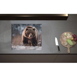 Inductieplaat Beschermer - Bruine beer loopt door de natuur in de sneeuw - 59x51 cm - 2 mm Dik - Inductie Beschermer - Bescherming Inductiekookplaat - Kookplaat Beschermer van Zwart Vinyl